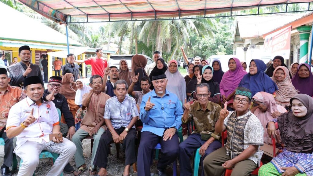 Buya Mahyeldi bersama warga Sunur dan mendengarkan aspirasi mereka. (dok. istimewa)