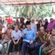 Buya Mahyeldi bersama warga Sunur dan mendengarkan aspirasi mereka. (dok. istimewa)