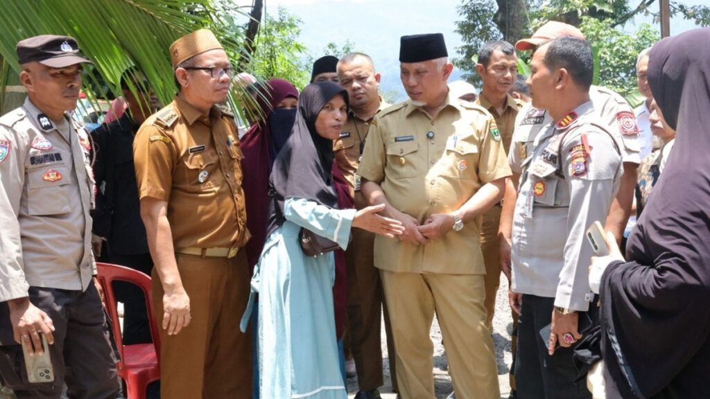 Buya Mahyeldi mendatangi dan berikan support langsung untuk keluarga Nia penjual gorengan yang tewas dibunuh di Padangpariaman. (dok. istimewa)