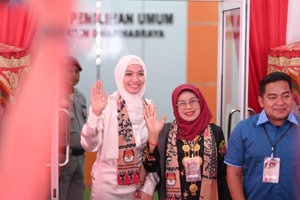 Calon Bupati dan Calon Wakil Bupati Dharmasraya, Annisa Suci Ramadhani-Leli Arni. (Foto: Dok. Tim #CacaTaruih)