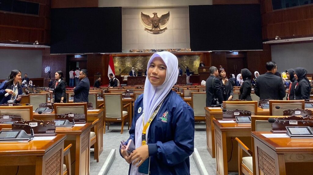 Siswa SMAN 1 Bayang, Embun Nuraisya saat di gedung DPR RI mengikuti ajang Parlemen Remaja 2024. (dok. istimewa)