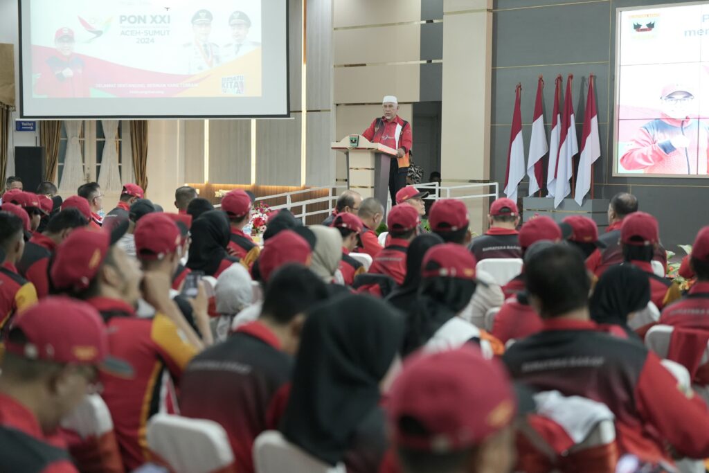 Gubernur Sumbar, Mahyeldi melepas kontingen yang berangkat dalam PON XXI Aceh-Sumut. (Foto: Dok. Adpim)