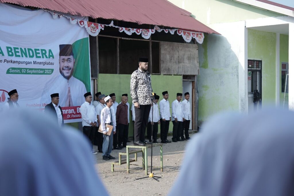 Cawako Padang, Fadly Amran menjadi pemimpin upacara di Yayasan Shine Al-Falah, Pondok Pesantren Perkampungan Minangkabau pada Senin (2/9/2024) pagi. (Foto: Dok. TIm FA)