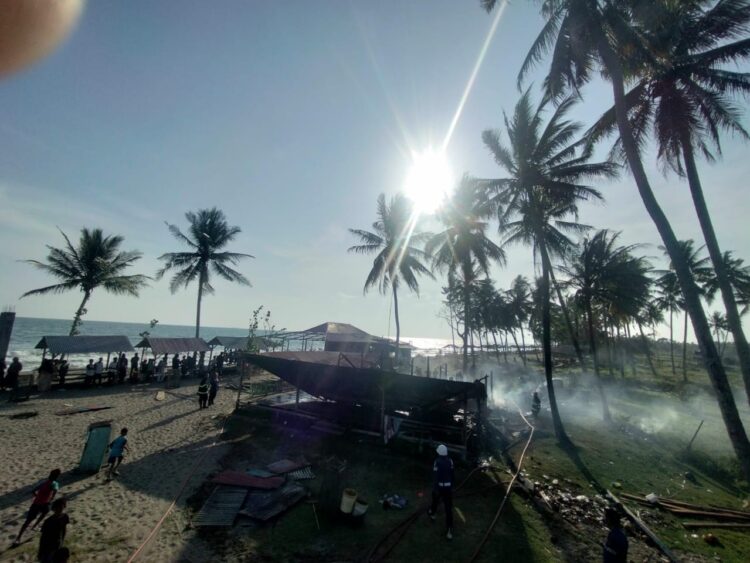 Kebakaran menghanguskan satu surau di kawasan Pantai Pasir Jambak pada Selasa (3/9/2024) sore. (Foto: Dok. Dinas Damkar Padang)