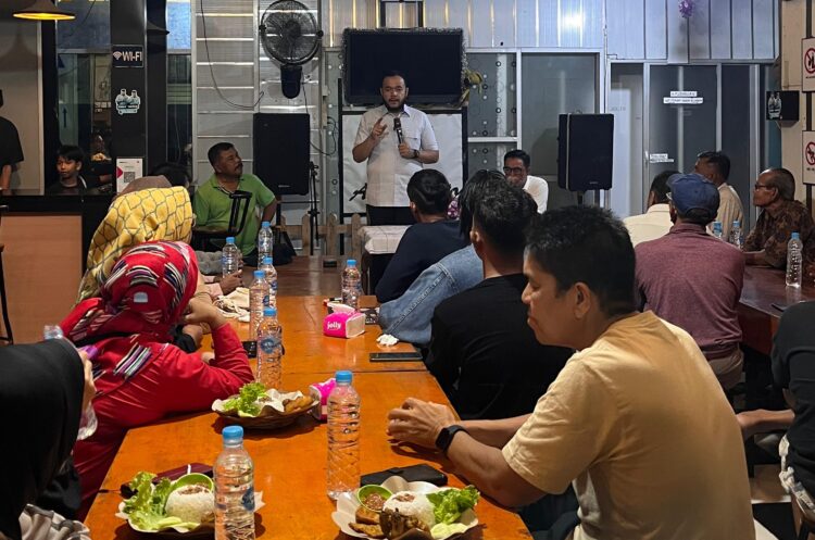 Calon Wali Kota Padang, Fadly Amran memaparkan program Padang Amanah saat bertemu masyarakat Tanah Sirah, Kecamatan Lubuk Begalung pada Kamis (5/9/2024) malam. (Foto: Dok. Tim FA)