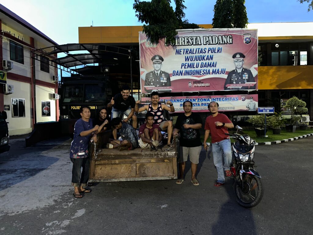 Dua pelaku pencurian besi rel kereta api di Padang ditangkap polisi pada Kamis (5/9/2024) sore. (Foto: Dok. Tim Klewang)