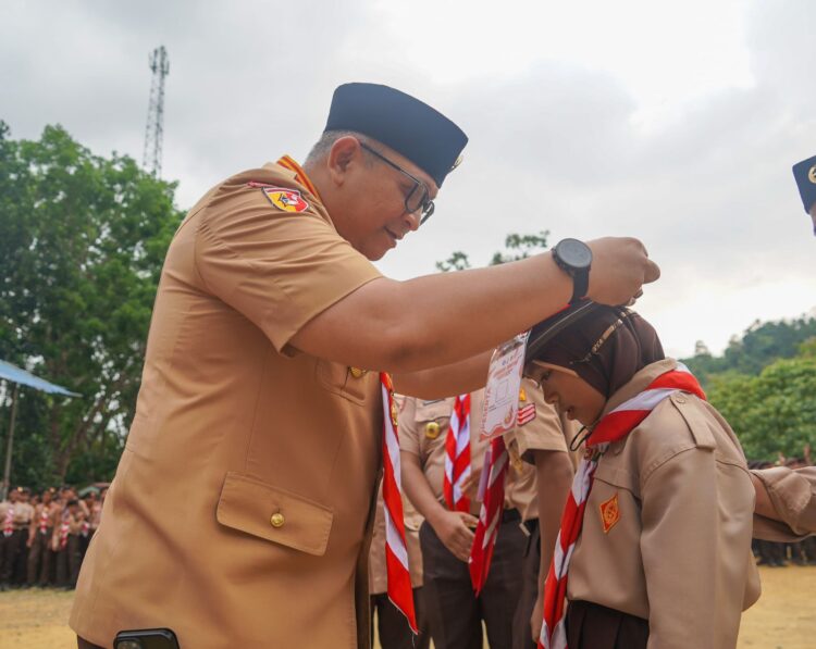 Pj Wako Padang, Andree Harmadi Algamar menyematkan tanda pengenal peserta Jambore Pramuka tingkat Kecamatan Koto Tangah pada Jumat (6/9/2024) siang. (Foto: Dok. Prokopim)