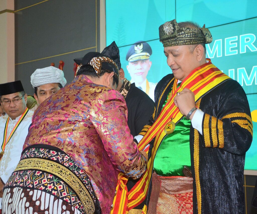 Pj Wako Padang, Andree Harmadi Algamar menerima gelar kebangsaan Jawa dari DPP Matra pada Jumat (7/9/2024) malam. (Foto: Dok. Prokopim)