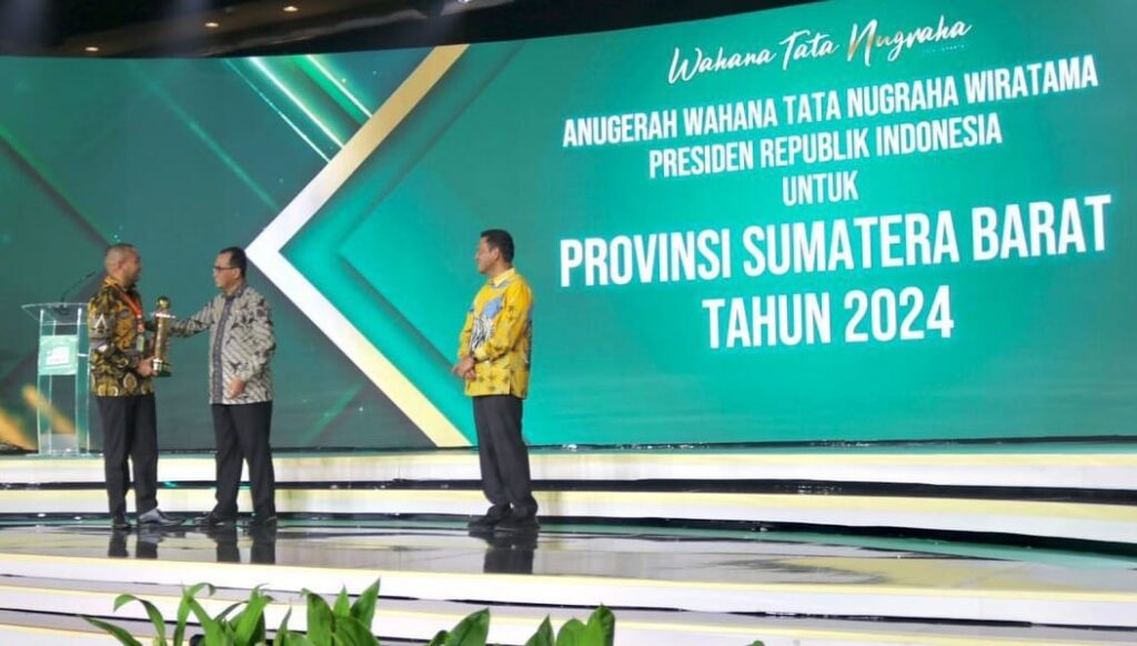 Pemprov Sumbar diganjar penghargaan Wahana Tata Nugraha Wiratama dari Kementerian Perhubungan (Kemenhub) pada Sabtu (7/9/2024) malam. (Foto: Dok. Adpim)