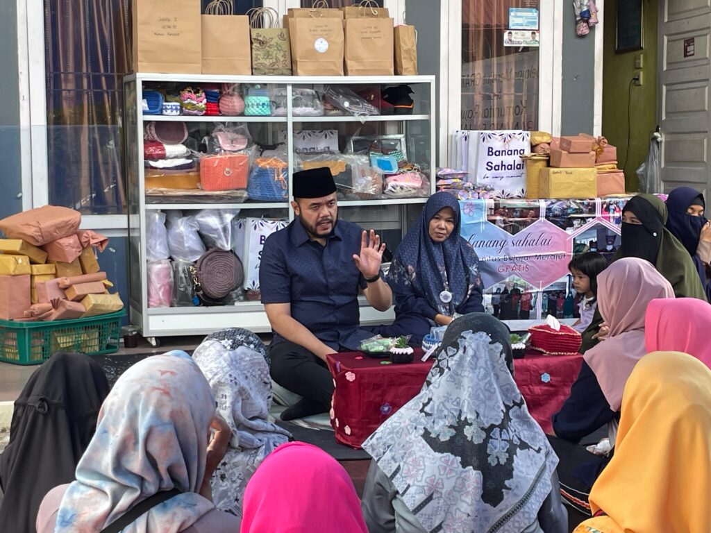 Cawako Padang, Fadly Amran memuji komunitas Rajut Banang Sahalai yang menjadi inspirasi di kalangan pelaku UMKM. (Foto: Dok. Tim FA)