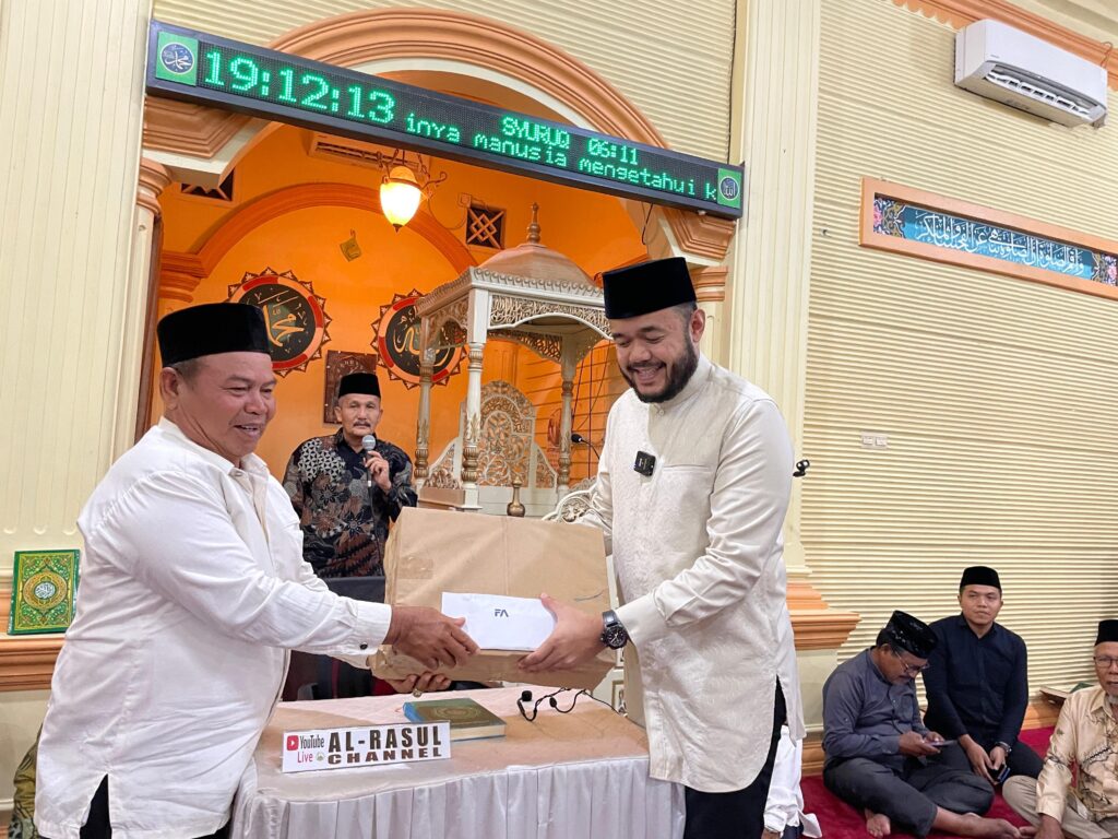 Cawako Padang, Fadly Amran bersilaturahmi dengan jamaah Masjid Al Rasul di Kampung Jua, Kecamatan Lubuk Begalung pada Minggu (8/9/2024) malam. Pada kesempatan itu, Fadly memaparkan salah satu program unggulannya, yakni Padang Balomba. (Foto: Dok. Tim FA)