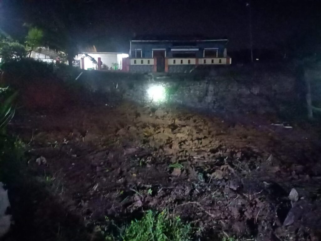 Tanah amblas di kawasan Rindang Alam, Kelurahan Koto Lua, Kecamatan Pauh, Kota Padang pada Minggu (8/9/2024) malam. (Foto: Dok. Pusdalops PB)