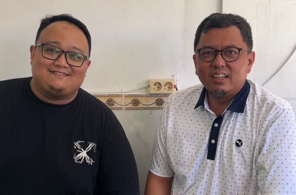 Pelaku usaha kuliner asal Ranah Minang, Dian Anugrah (kiri) dan Ketua DPW IKM Jakarta, Braditi Moulevey Rajo Mudo (kanan) saat bertemu di RM Sepiring Ayam Pop. (Foto: Dok. Tim BM)