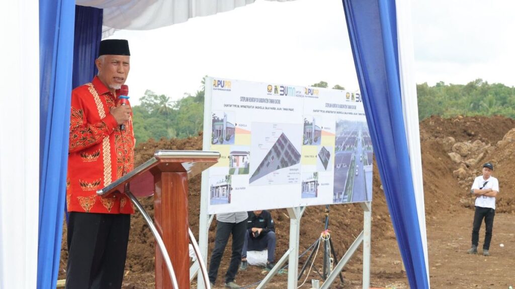 Gubernur Mahyeldi beri sambutan saat peletakan batu pertama rumah bantuan terpadu di Tanah Datar. (dok. istimewa)