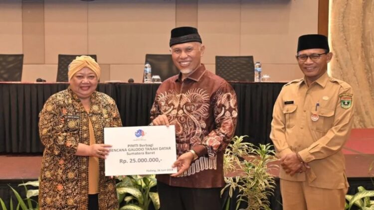 Kepala Dinas Perpustakaan dan Kearsipan Sumbar, Jumadi mendamping Gubernur Sumbar, Mahyeldi dalam sebuah kesempatan. (ANTARA/HO-Biro Adpim Sumbar)