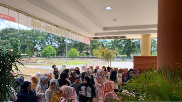 Warga Koto Sawah Kecamatan Lembah Melintang, Kabupaten Pasaman Barat saat mendatangi kantor DPRD setempat pada Jumat (30/8/2024). Antara/Altas Maulana.