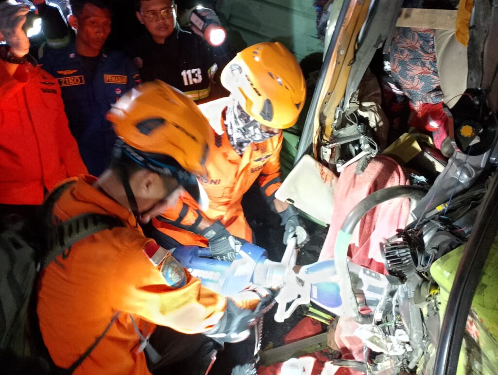 Proses evakuasi sopir truk yang terjepit dalam peristiwa kecelakaan di Sitinjau Lauik pada Senin (2/9/2024) malam. (Foto: Dok. Basarnas)