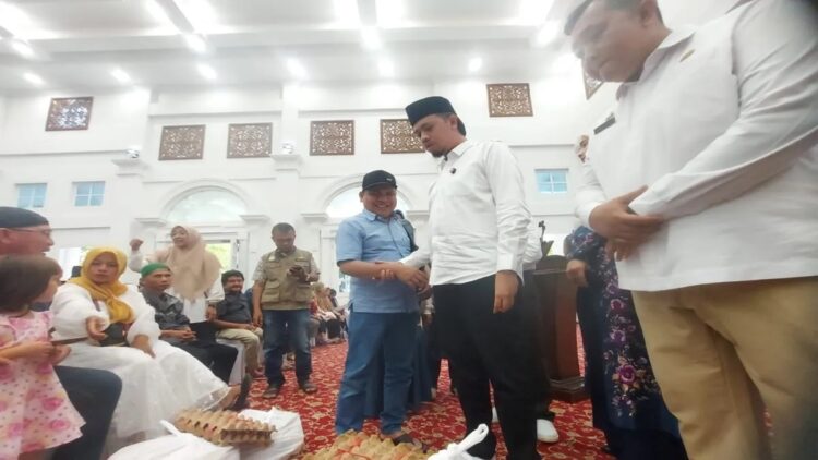 Wali Kota Bukittinggi Erman Safar memberikan bantuan sembako kepada ratusan warga penyandang disabilitas, Rabu (4/9/2024). ANTARA/Al Fatah