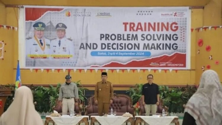 Wakil Wali Kota (Wawako) Solok Rahmadhani Kirana Putra (tengah) saat menghadiri training problem solving and decision making yang digelar BKPSDM Kota Solok. ANTARA/HO-Diskominfo Solok.