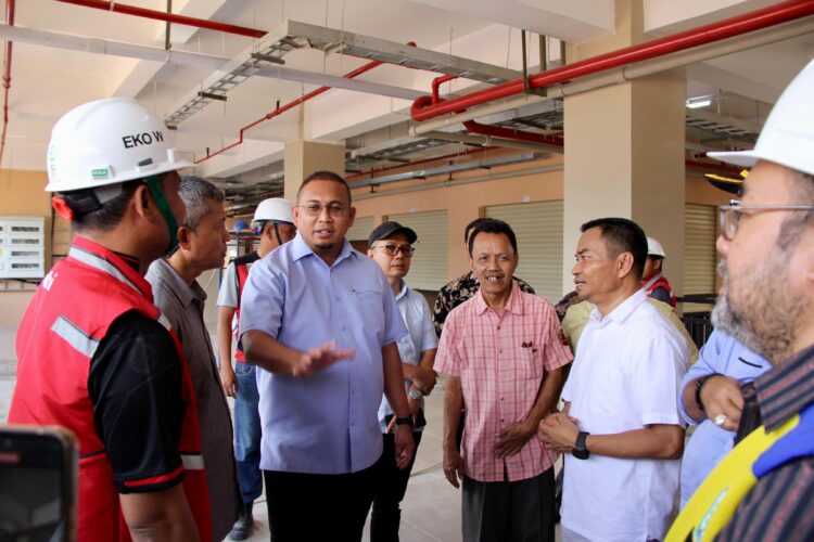 Andre Rosiade meninjau progres pembangunan Fase VII Pasar Raya Padang. (Foto: Dok. Istimewa)