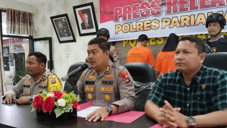 Kapolres Pariaman AKBP Andreanaldo Ademi (tengah) saat jumpa pers terkait kasus eksploitasi terhadap anak perempuan oleh kakak tirinya di Pariaman, Senin. ANTARA/Aadiaat M. S.