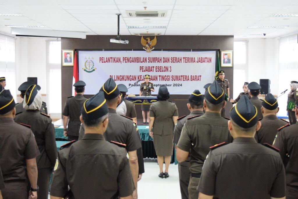 Serah terima jabatan (Sertijab) di lingkungan Kejati Sumbar pada Senin (9/9/2024) pagi. (Foto: Dok. Penkum)