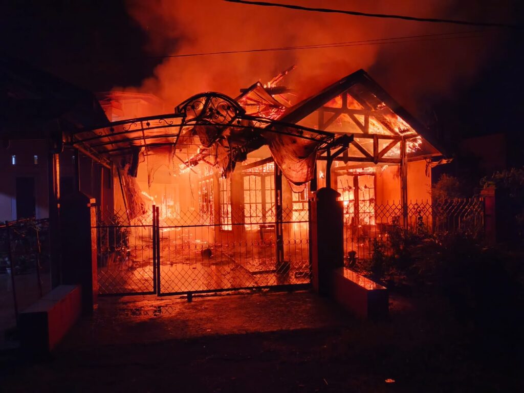 Kebakaran di kawasan Kampung Olo, Kecamatan Nanggalo, Kota Padang, Sumatera Barat (Sumbar) pada Selasa (10/9/2024) dini hari. (Foto: Dok. Damkar)