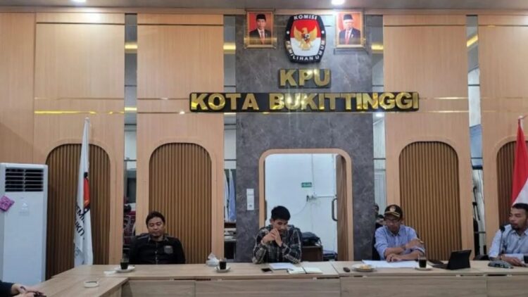 Rapat Pleno komisioner KPU Bukittinggi yang menetapkan empat kandidat dipastikan ikuti Pemilihan Kepala Daerah (Antara/Al Fatah)