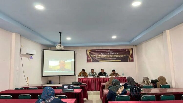 KPU Pasaman Barat saat menetapkan pasangan calon peserta Pilkada 2024 di Simpang Empat, Minggu (22/9/2024). Antara/Altas Maulana.