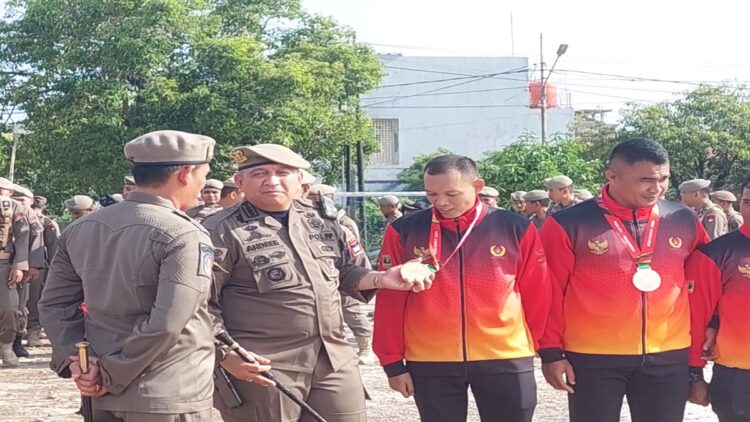 Pj Wako Padang Bersama atlet peraih medali di PON XXI Aceh-Sumut. (Foto: Dok. MC Padang)