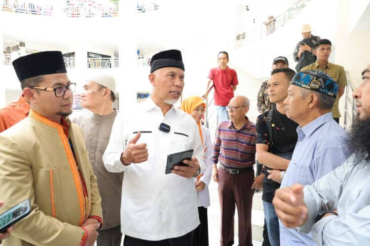 Mahyeldi Blusukan menyerap aspirasi pedagang Pasar Ateh Bukittinggi. ( Foto: Dok. Istimewa)