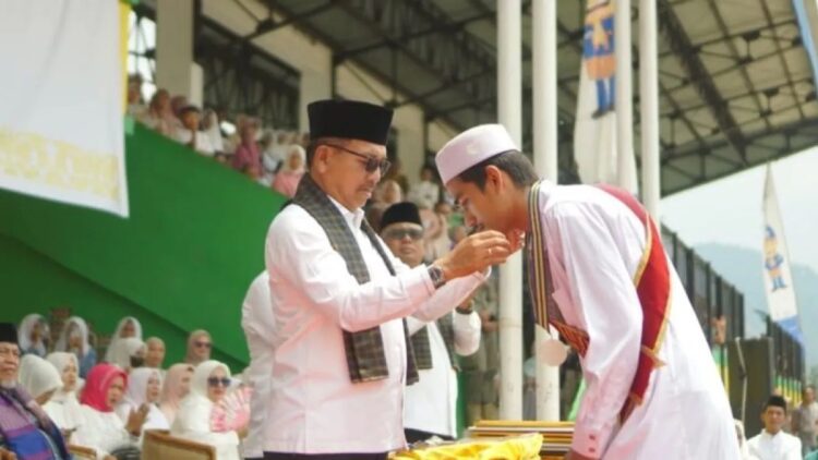 Bupati mewisuda salah seorang hafiz Quran yang berasal dari salah satu rumah Tahfiz di Kabupaten itu saat pergelaran wisuda Akbar, Sabtu. (Antara)