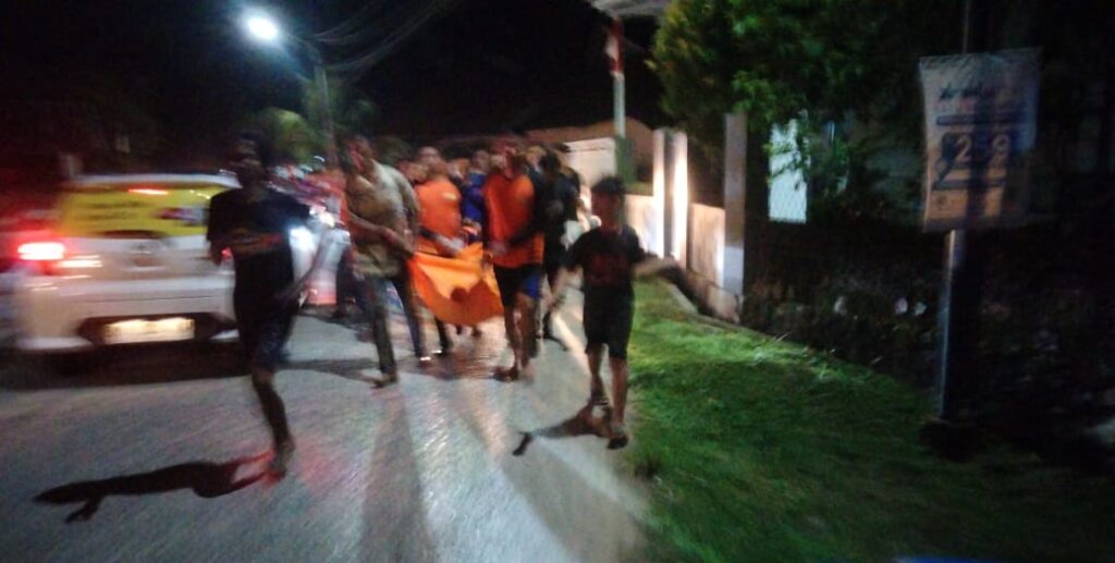 Evakuasi pencari rumput untuk sapi yang meninggal dunia di Sungai Tabiang Banda Gadang, Kecamatan Nanggalo, Kota Padang pada Kamis (5/9/2024) malam. (Foto: Dok. Tim SAR Gabungan)