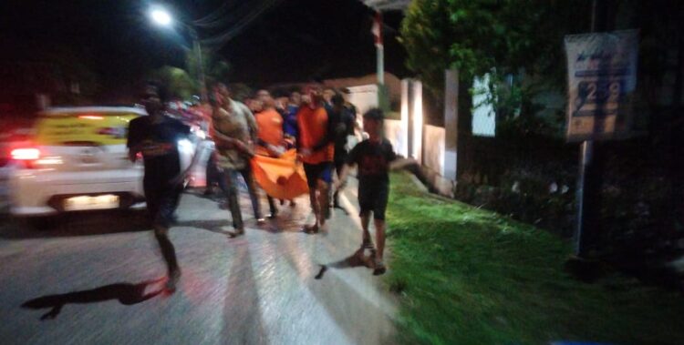 Evakuasi pencari rumput untuk sapi yang meninggal dunia di Sungai Tabiang Banda Gadang, Kecamatan Nanggalo, Kota Padang pada Kamis (5/9/2024) malam. (Foto: Dok. Tim SAR Gabungan)