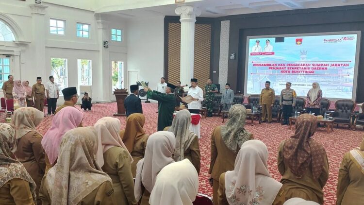 Aparatur Sipil Negara (ASN) Pemkot Bukittinggi dalam salah satu kegiatan pemerintahan. Pendaftaran CPNS di Bukittinggi meninggalkan tiga posisi yang kosong pendaftar (Antara/Al Fatah)