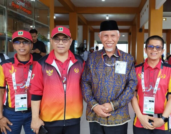 Gubernur Mahyeldi (baju batik berpeci) mendampingi kontingen Sumbar yang berlaga di PON Aceh-Sumut. (Foto: Dok. Adpim)