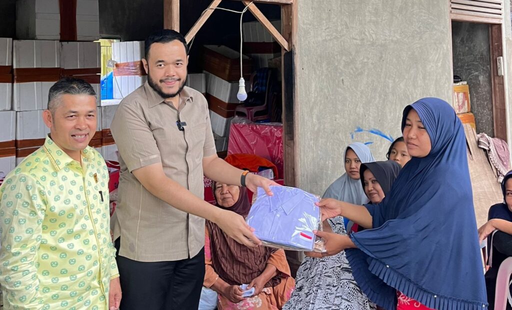 Cawako Padang, Fadly Amran (tengah) menyerahkan bantuan kepada korban terdampak kebakaran di Tui, Kecamatan Kuranji pada Selasa (9/9/2024) siang. (Foto: Dok. Tim FA)