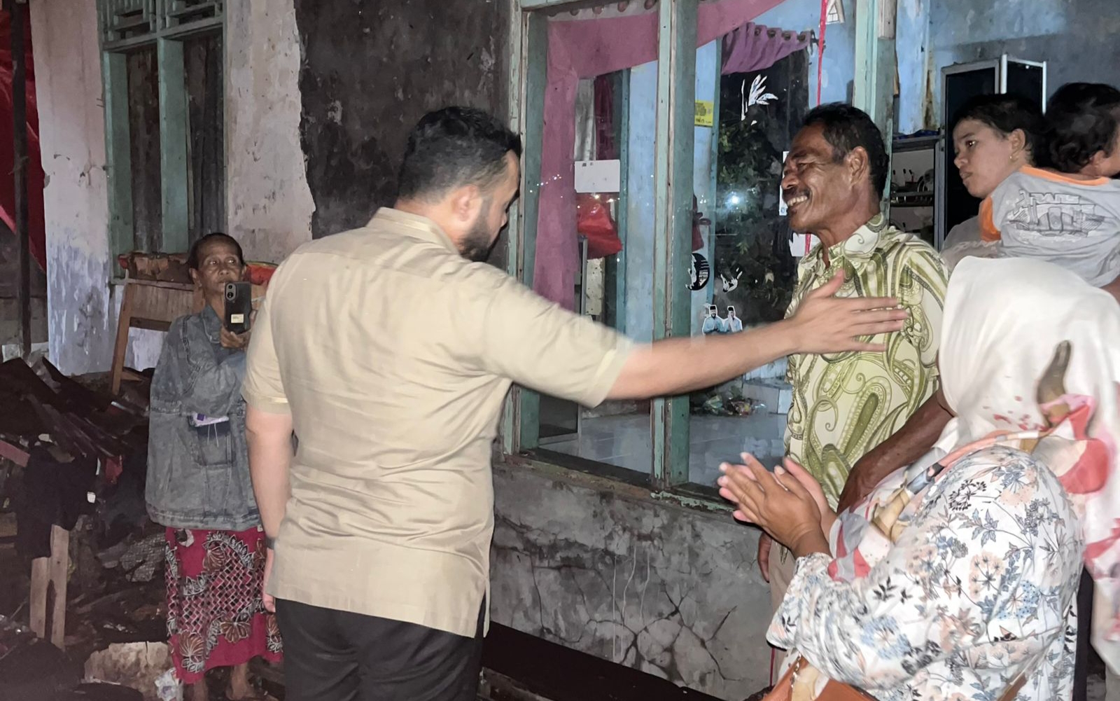 Cawako Padang, Fadly Amran berdiskusi dengan penghuni rumah korban terdampak pohon tumbang di kawasan Muaro Batang Arau, Kecamatan Padang Selatan. (Foto: Dok. Tim FA)