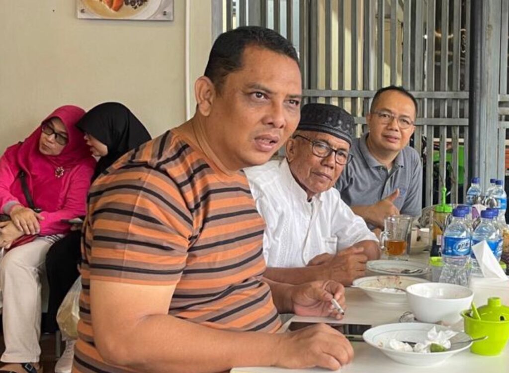 Arsip foto: Inisiator Relawan Mahako, Budi Syahrial bersama Ketua KPP, Asril Manan dan Relawan Mahako, Irsal Mawardi Sutan Pangeran. (Foto: Dok. Pribadi)