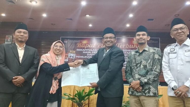 Penyerahan berita acara penetapan jumlah daftar pemilih tetap (DPT) Pilkada Bukittinggi oleh KPU ke Bawaslu. KPU menetapkan sebanyak 97.517 orang, angka ini naik sebanyak 2.449 pemilih dibanding DPT Pileg. (Antara/Al Fatah)