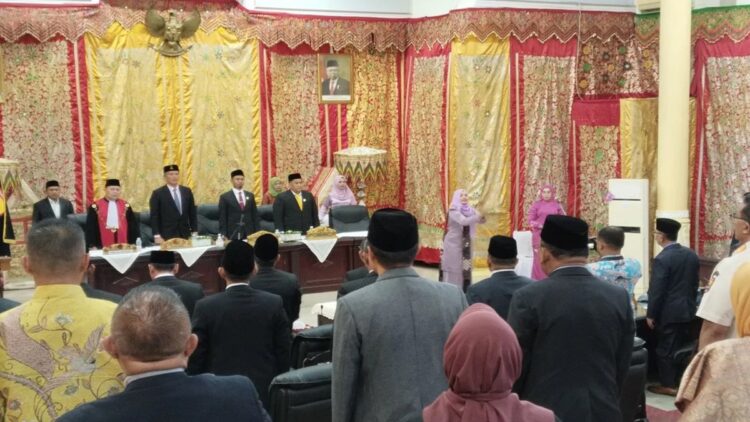 Penjabat Wali Kota Pariaman, Sumbar Roberia dan dua pimpinan DPRD Pariaman serta pejabat lainnya di daerah itu berdiri saat menyanyikan lagu wajib nasional Indonesia pada Rapat Paripurna Istimewa Peresmian dan Pengambilan Sumpah Ketua dan Wakil Ketua DPRD Pariaman Periode 2024-2029 di Pariaman, Sabtu. ANTARA/Aadiaat M. S.