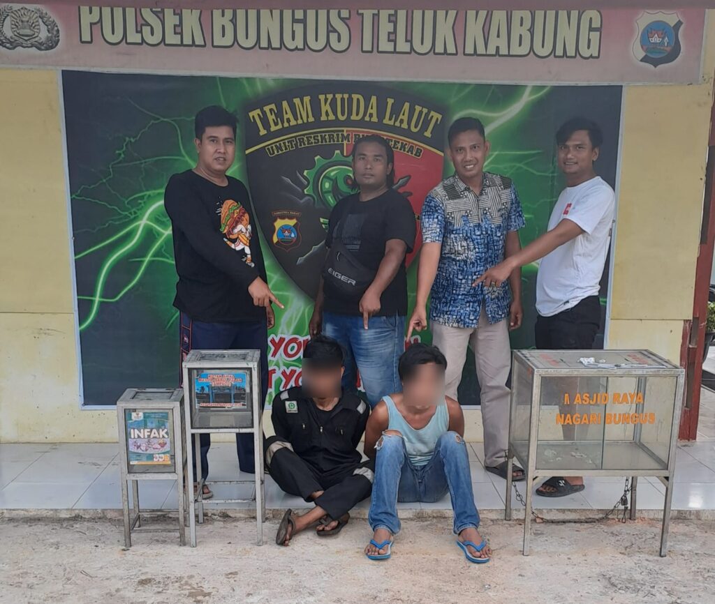 Dua pelaku pencurian kotak amal ditangkap polisi pada Sabtu (31/8/2024) sore. (Foto: Dok. Polsek Bungus Teluk Kabung)