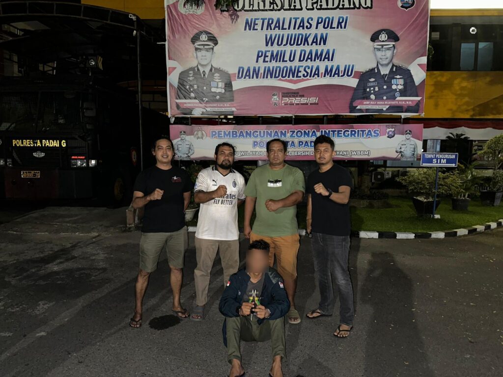 Pelaku pencurian perangkat telekomunikasi milik salah satu provider di kawasan Kuranji, Kota Padang ditangkap polisi pada Sabtu (31/8/2024) malam. (Foto: Dok. Tim Klewang)