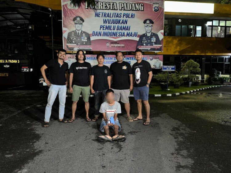 Pelaku pencurian di salah satu toko listrik Kota Padang ditangkap polisi pada Rabu (4/9/2024) malam. (Foto: Dok. Tim Klewang)