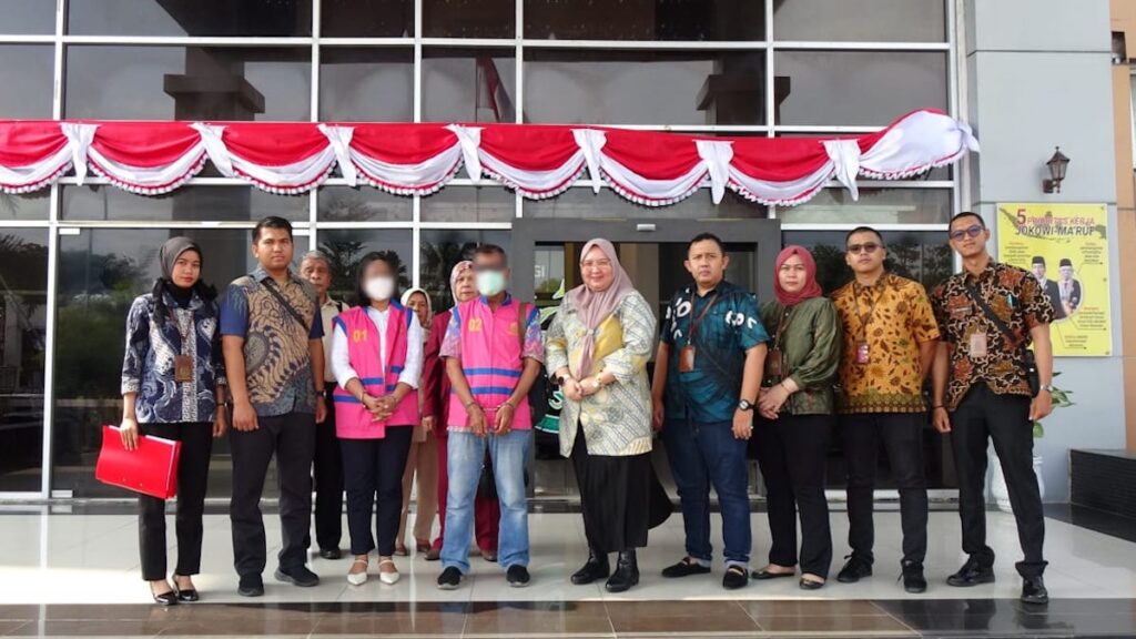 Kejari Mentawai menahan dua tersangka korupsi pembangunan gedung Badan Keuangan Daerah (Bakeuda) Mentawai. (dok. istimewa)