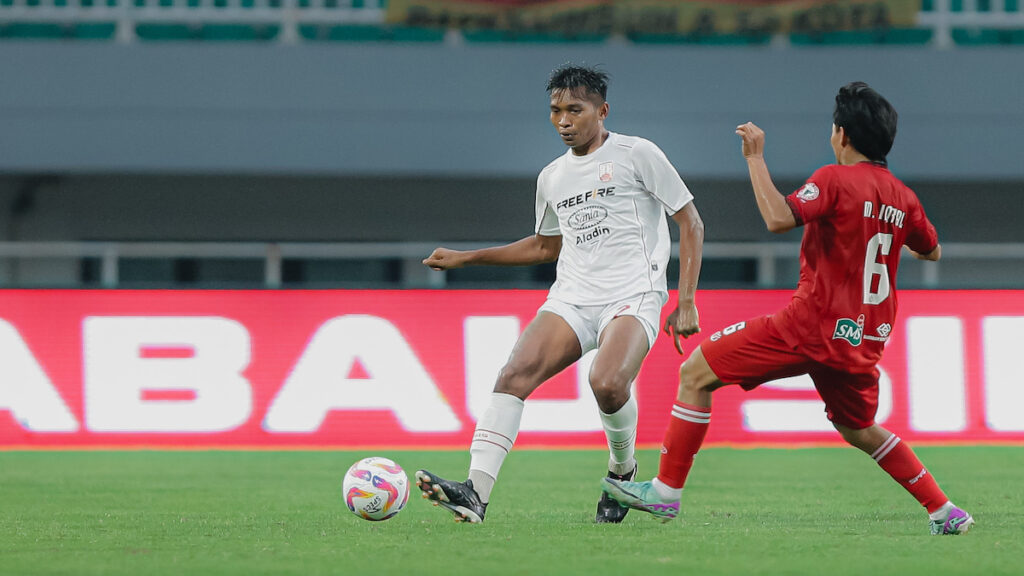 Gelandang Semen Padang FC Muhammad Iqbal berebut bola dengan bek Persis Eky Taufik. (dok. Persis Ofisial)