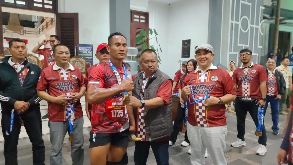 Malang Raya Night Run 2024 yang diinisiasi SIWO PWI Jatim dan dihadiri Ketua PWI Pusat, Zulmansyah Sekedang. (dok. istimewa)