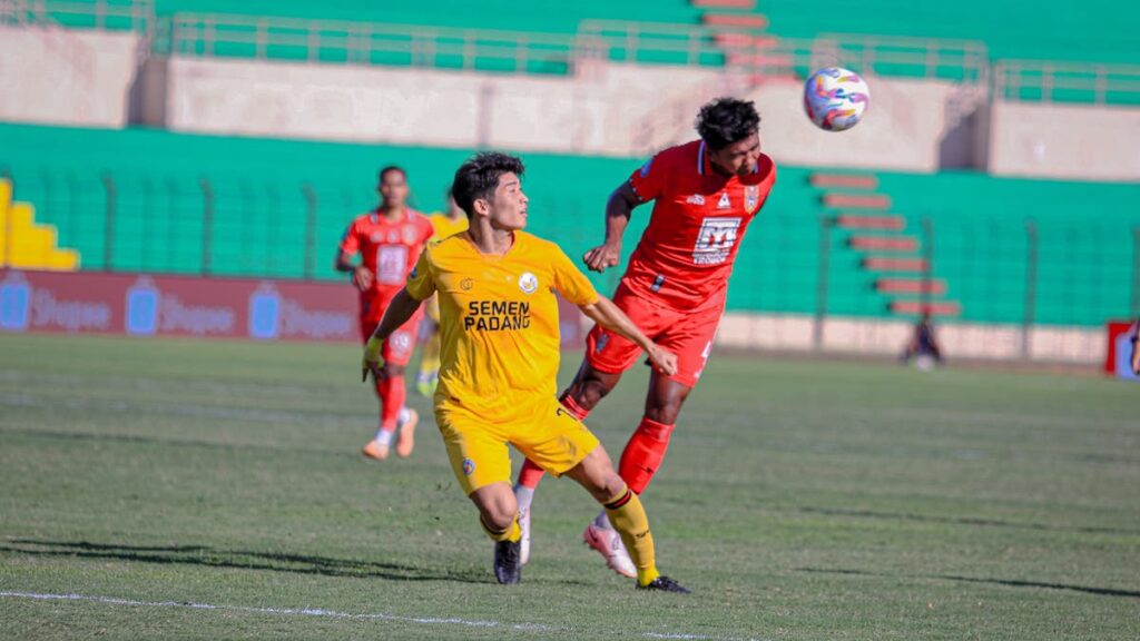 Ryohei Michibuchi berebut bola dengan pemain belakang Malut United. (dok. MO Semen Padang FC)