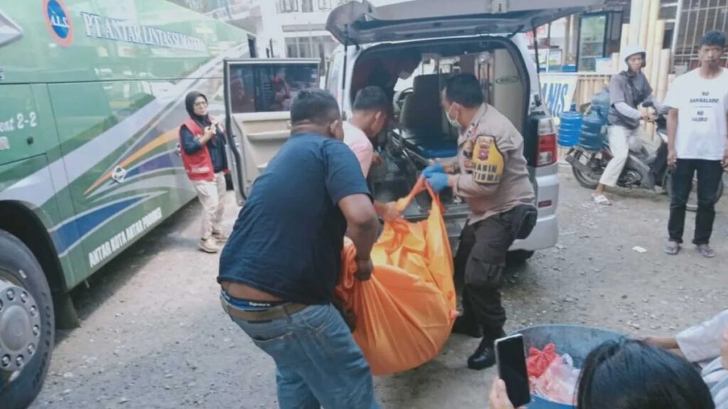 Petugas kepolisian mengevakuasi penumpang Bus ALS jurusan Bogor-Medan yang ditemukan meninggal dunia di dalam bus saat singgah di Bukittinggi (Antara/Al Fatah)