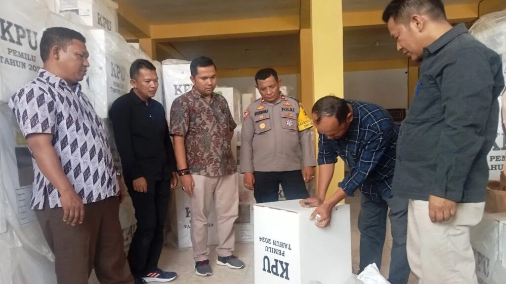 Ketua KPU Pasaman Barat Alfi Syahrin (tiga dari kanan) dan Kabag Ops Polres Pasaman Barat Kompol Muzhendra dan Bawaslu saat membersihkan gudang logistik pemilu untuk digunakan penyimpanan logistik Pilkada 2024, Jumat (13/9/2024). (Antara/Altas Maulana)